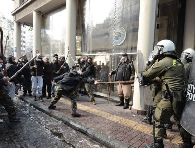 «Πεδίο μάχης» η Αθήνα από την «κάθοδο» των αγροτών - Συγκρούσεις με τα ΜΑΤ (φωτό, βίντεο)